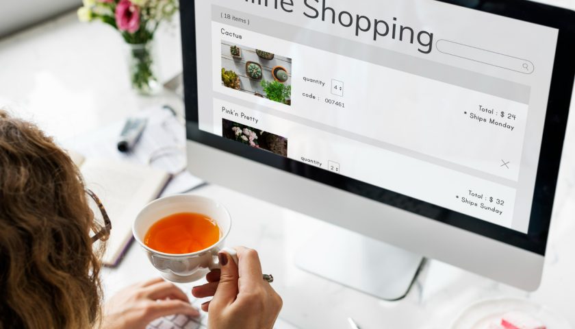 femme buvant un thé devant un ordinateur