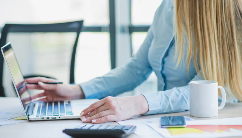 une femme travaillant sur son ordinateur